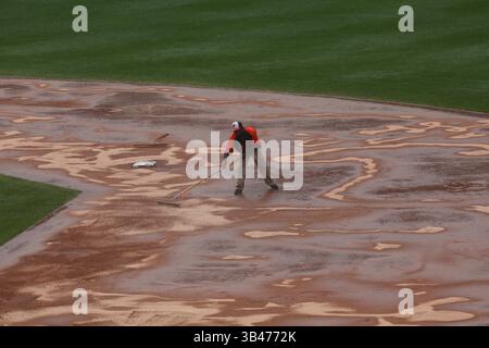 L'equipaggio dei Baltimore Orioles Grounds lavora per asciugare l'infield dopo il primo inning di una partita contro i Toronto Blue Jays all'Oriole Park a Camden Yards a Baltimore, MD, il 1 ottobre 2015. Foto/ Mike Buscher / Cal Sport Media (immagine di credito: © Mike Buscher/Cal Sport Media/Cal Sport Media) Foto Stock