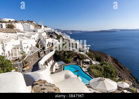 Santorini, Grecia - 15 ottobre 2024: Ville bianche e piscina affacciate sul Mar Egeo a Santorini. Foto Stock