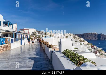 Santorini, Grecia - 15 ottobre 2024: Santorini, Grecia - 15 ottobre 2024: Passeggiare per Santorini: I turisti godono di una giornata di sole lungo l'isola Foto Stock