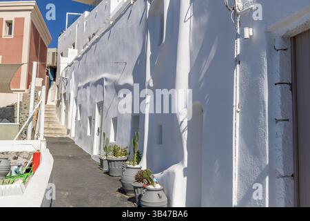 Santorini, Grecia - 15 ottobre 2024: Scopri il contrasto tra le tradizionali facciate bianche e gli edifici moderni di Santorini. Foto Stock