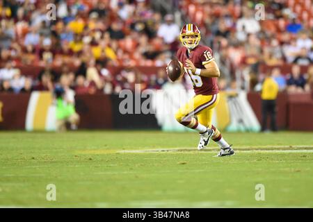 20 AGOSTO 2015 : il quarterback dei Washington Redskins Colt McCoy (16) si scaglia con il pallone durante il match pre-stagionale tra i Detroit Lions e i Washington Redskins al FedEx Field di Landover, MD. John Middlebrook/CSM(Credit Image: © John Middlebrook/Cal Sport Media/ZUMAPRESS.com) Foto Stock