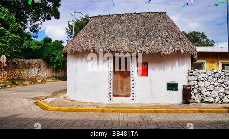Casa tradizionale Maya sulla via Calzada de los Frailes conservata come rappresentazione del tipico edificio maya a Valladolid, nello Yucatan, in Messico Foto Stock