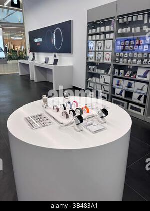 Negozio autorizzato Apple. Il negozio moderno con prodotti Apple: IPhone 16, Macbook, iPad. Logo Apple Watch Series 10. Kazakistan, Astana, 21 ottobre 202 Foto Stock