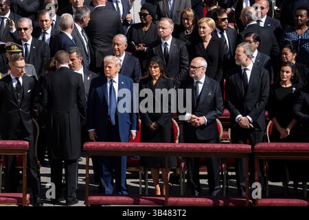 VATICANO, ROMA, ITALIA - 26 aprile 2025 - il Presidente degli Stati Uniti Donald Trump e la First Lady Melania Trump alla messa funebre per Papa Francesco, sabato, Apri Foto Stock