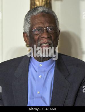 14 febbraio 2011 - l'ex capitano dei Boston Celtics Bill Russell..2010 Medal of Freedom Awards, Washington D.C., America - 14 febbraio 2011..il presidente degli Stati Uniti Barack Obama e la first lady Michelle Obama presentano la Medaglia della libertà del 2010, ''il più alto onore civile della Nazione conferito a persone che hanno dato contributi particolarmente meritevoli alla sicurezza o agli interessi nazionali degli Stati Uniti, alla pace nel mondo, o a iniziative culturali o private o pubbliche significative' (Credit Image: ©Ron Sachs/CNP) Foto Stock