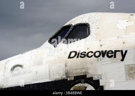 17 aprile 2012 - Washington Dulles International, Virginia, Stati Uniti - dettaglio dell'area di pilotaggio dello Space Shuttle Discovery in quanto si trova in cima al suo veicolo di trasporto all'Aeroporto Internazionale Dulles di Washington in Virginia dopo il suo ultimo volo dal Kennedy Space Center in Florida martedì 17 aprile 2012. Discovery sarà in mostra permanente presso lo Steven F. Udvar-Hazy Center dello Smithsonian Institution a Chantilly, Virginia. Phoot (immagine di credito: ©Ron Sachs/CNP tramite cavo ZUMA) Foto Stock