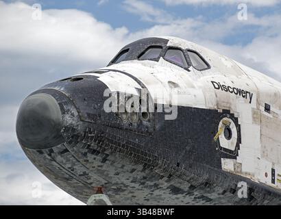 17 aprile 2012 - Washington Dulles International, Virginia, Stati Uniti - dettaglio dell'area di pilotaggio dello Space Shuttle Discovery in quanto si trova in cima al suo veicolo di trasporto all'Aeroporto Internazionale Dulles di Washington in Virginia dopo il suo ultimo volo dal Kennedy Space Center in Florida martedì 17 aprile 2012. Discovery sarà in mostra permanente presso lo Steven F. Udvar-Hazy Center dello Smithsonian Institution a Chantilly, Virginia. Phoot (immagine di credito: ©Ron Sachs/CNP tramite cavo ZUMA) Foto Stock
