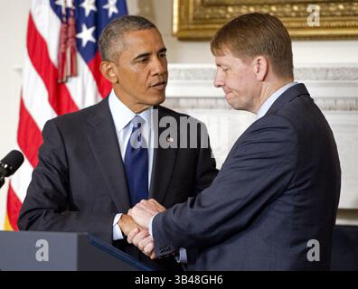 17 luglio 2013 - Washington, Distretto di Columbia, Stati Uniti - il presidente degli Stati Uniti BARACK OBAMA, a sinistra, stringe la mano a RICHARD CORDRAY, recentemente confermato Direttore del Consumer Financial Protection Bureau, nella sala da pranzo statale della Casa Bianca. (Immagine di credito: ©Ron Sachs/CNP tramite filo ZUMA) Foto Stock