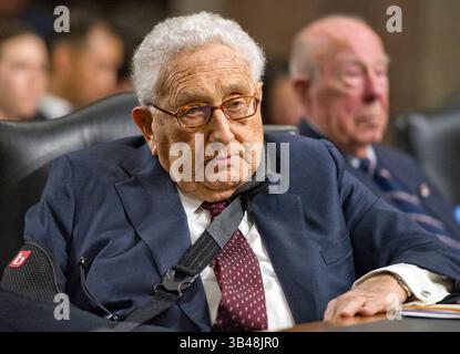 29 gennaio 2015 - Washington, District of Columbia, USA - il Dr. Henry A. Kissinger, Presidente di Kissinger Associates ed ex Segretario di Stato degli Stati Uniti (sotto il presidente Richard M. Nixon e il presidente Gerald R. Ford), ha testimoniato davanti alla Commissione del Senato degli Stati Uniti sui servizi armati su ''sfide globali e la strategia di sicurezza nazionale degli Stati Uniti'''' a Washington, D.C. giovedì 29 gennaio 2015. (Immagine di credito: ©Ron Sachs/CNP tramite filo ZUMA) Foto Stock