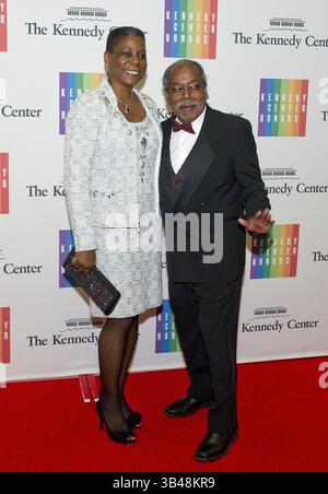 8 dicembre 2013 - Washington, District of Columbia, Stati Uniti - il presidente e CEO di Xerox Ursula Burns e Lloyd Bean arrivano per la cena dell'artista formale in onore dei vincitori del Kennedy Center Honors 2013 ospitato dal Segretario di Stato degli Stati Uniti John F. Kerry presso il Dipartimento di Stato degli Stati Uniti a Washington, D.C. sabato 7 dicembre 2013. I 2013 onorari sono: La cantante dell'opera Martina Arroyo; la pianista, tastierista, bandleader e compositore Herbie Hancock; il pianista, cantante e cantautore Billy Joel; l'attrice Shirley MacLaine; il musicista e cantautore Carlos Santana. (Immagine di credito: ©Ron Sachs/CNP Foto Stock