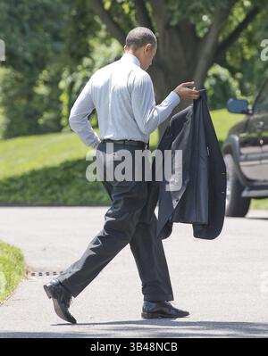 23 maggio 2014 - Washington, Distretto di Columbia, Stati Uniti - il presidente degli Stati Uniti Barack Obama toglie la giacca mentre cammina attraverso il South Lawn della Casa Bianca in viaggio verso l'Ufficio ovale di Washington, D.C. venerdì 23 maggio 2014 dopo una gita di due giorni a Cooperstown, New York e Chicago, Illinois. (Immagine di credito: ©Ron Sachs/CNP tramite filo ZUMA) Foto Stock