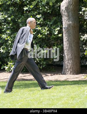 23 maggio 2014 - Washington, Distretto di Columbia, Stati Uniti - il presidente degli Stati Uniti Barack Obama porta la sua giacca mentre cammina attraverso il South Lawn della Casa Bianca in viaggio verso l'Ufficio ovale di Washington, D.C. venerdì 23 maggio 2014 dopo una gita di due giorni a Cooperstown, New York e Chicago, Illinois. (Immagine di credito: ©Ron Sachs/CNP tramite filo ZUMA) Foto Stock