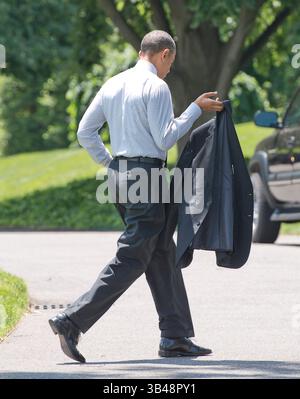 23 maggio 2014 - Washington, Distretto di Columbia, Stati Uniti - il presidente degli Stati Uniti Barack Obama porta la sua giacca mentre cammina attraverso il South Lawn della Casa Bianca in viaggio verso l'Ufficio ovale di Washington, D.C. venerdì 23 maggio 2014 dopo una gita di due giorni a Cooperstown, New York e Chicago, Illinois. (Immagine di credito: ©Ron Sachs/CNP tramite filo ZUMA) Foto Stock
