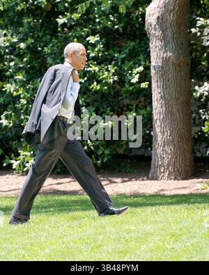 23 maggio 2014 - Washington, Distretto di Columbia, Stati Uniti - il presidente degli Stati Uniti Barack Obama porta la sua giacca mentre cammina attraverso il South Lawn della Casa Bianca in viaggio verso l'Ufficio ovale di Washington, D.C. venerdì 23 maggio 2014 dopo una gita di due giorni a Cooperstown, New York e Chicago, Illinois. (Immagine di credito: ©Ron Sachs/CNP tramite filo ZUMA) Foto Stock