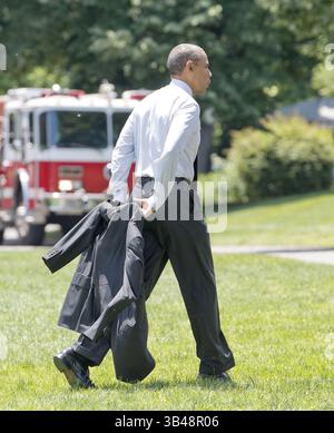 23 maggio 2014 - Washington, Distretto di Columbia, Stati Uniti - il presidente degli Stati Uniti Barack Obama toglie la giacca mentre cammina attraverso il South Lawn della Casa Bianca in viaggio verso l'Ufficio ovale di Washington, D.C. venerdì 23 maggio 2014 dopo una gita di due giorni a Cooperstown, New York e Chicago, Illinois. (Immagine di credito: ©Ron Sachs/CNP tramite filo ZUMA) Foto Stock
