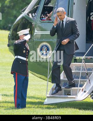 23 maggio 2014 - Washington, Distretto di Columbia, Stati Uniti - il presidente degli Stati Uniti Barack Obama saluta la guardia militare mentre arriva sul South Lawn della Casa Bianca a Washington, D.C. venerdì 23 maggio 2014 dopo un viaggio di due giorni a Cooperstown, New York e Chicago, Illinois. (Immagine di credito: ©Ron Sachs/CNP tramite filo ZUMA) Foto Stock