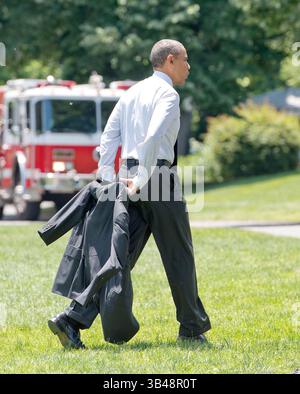 23 maggio 2014 - Washington, Distretto di Columbia, Stati Uniti - il presidente degli Stati Uniti Barack Obama porta la sua giacca mentre cammina attraverso il South Lawn della Casa Bianca in viaggio verso l'Ufficio ovale di Washington, D.C. venerdì 23 maggio 2014 dopo una gita di due giorni a Cooperstown, New York e Chicago, Illinois. (Immagine di credito: ©Ron Sachs/CNP tramite filo ZUMA) Foto Stock