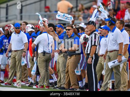 4 settembre 2015: Le squadre SMU Mustangs radunano la squadra durante una partita di football NCAA tra i Baylor Bears e le SMU Mustangs al Gerald J. Ford Stadium di Dallas, Texas..Manny Flores/CSM.Baylor vince 56-21 Foto Stock