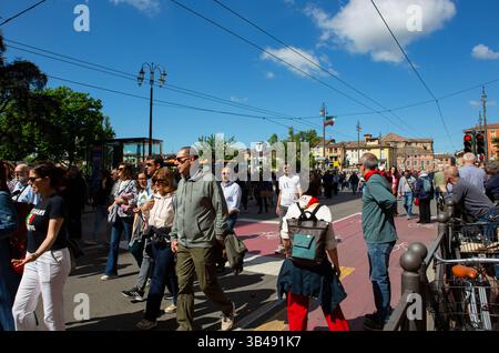 Parma Italia 25 aprile protesta manifestazioni multiculturali di folla bandiere centro città attivismo politico manifestazione pubblica. Foto Stock