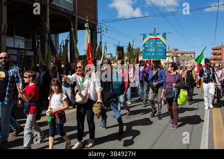 Parma Italia 25 aprile protesta manifestazioni multiculturali di folla bandiere centro città attivismo politico manifestazione pubblica. Foto Stock