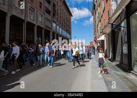 Parma Italia 25 aprile protesta manifestazioni multiculturali di folla bandiere centro città attivismo politico manifestazione pubblica. Foto Stock