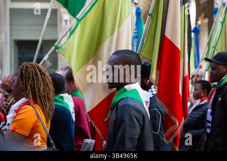 Parma Italia 25 aprile protesta manifestazioni multiculturali di folla bandiere centro città attivismo politico manifestazione pubblica. Foto Stock