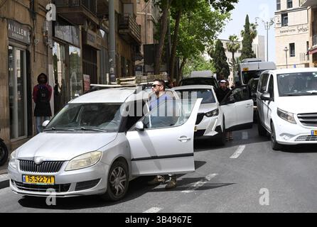Gerusalemme, Israele. 30 aprile 2025. Le persone si fermano e restano accanto alle loro auto durante una sirena di due minuti durante il giorno della memoria israeliana per i soldati caduti a Gerusalemme mercoledì 30 aprile 2025. Foto di Debbie Hill/ credito: UPI/Alamy Live News Foto Stock
