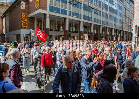 Parma Italia 25 aprile protesta manifestazioni multiculturali di folla bandiere centro città attivismo politico manifestazione pubblica. Foto Stock