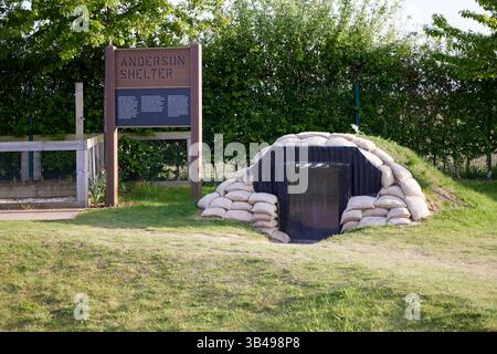 International Bomber Command Centre Anderson Shelter, inaugurato nel 2018, l'International Bomber Command Centre (IBCC) è un monumento commemorativo e interpretativo Foto Stock