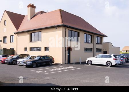Portrush, Irlanda del Nord - 29 aprile 2025: Veduta della clubhouse al Royal Portrush Golf Club, che si prepara ad ospitare il 153° Open Golf Championship Foto Stock
