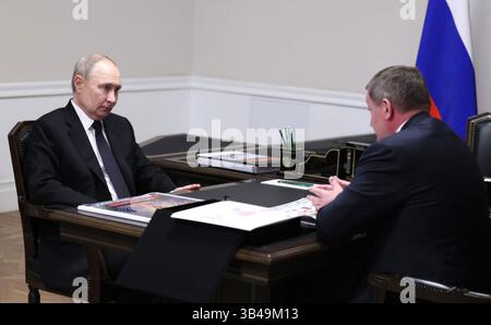 Volgograd, Russia. 30 aprile 2025. Il presidente russo Vladimir Putin, a sinistra, ascolta il governatore della regione di Volgograd Andrei Bocharov, a destra, presenta il suo rapporto durante un incontro faccia a faccia, il 28 aprile 2025, a San Pietroburgo, in Russia. Bocharov ha presentato al presidente libri e informazioni in vista del 80° anniversario della grande Guerra Patriottica. Crediti: Mikhail Metzel/piscina del Cremlino/Alamy Live News Foto Stock