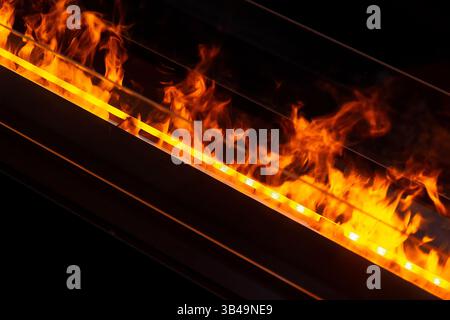Fuoco in un caminetto elettrico a legna. Design esterno Foto Stock