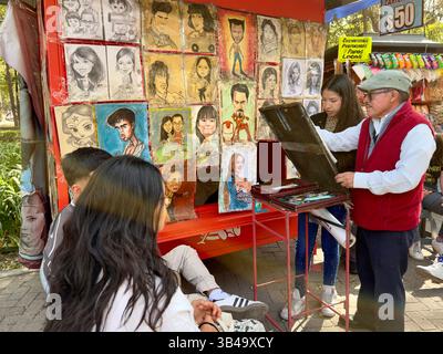 I giovani hanno la loro caricatura ritratto fatta da uno degli artisti nei chioschi del parco Chapultepec, città del Messico, Messico Foto Stock