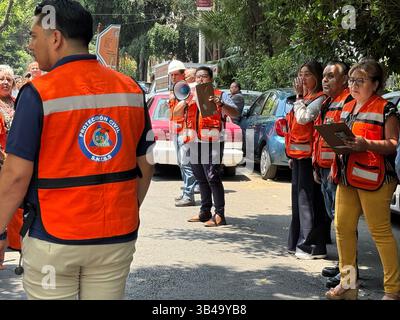La difesa civile e i cittadini eseguono un esercizio di simulazione per la preparazione di un eventuale terremoto nel quartiere di Condesa a città del Messico. La capitale messicana si trova in una zona soggetta a terremoti e si verificano spesso tremori Foto Stock