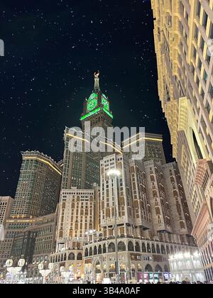 L'Abraj al Bait o Clock Towers è uno dei sette hotel grattacieli situati vicino alla grande Moschea della Mecca. La torre centrale dell'hotel, che è il Makkah Clock Royal Foto Stock