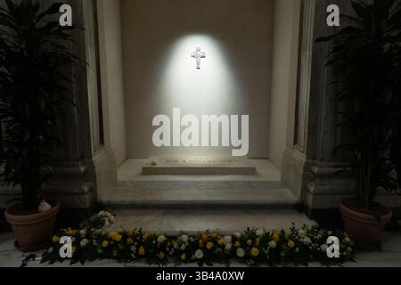Roma, Italia. 27 aprile 2025. La tomba di Papa Francesco all'interno della Basilica di Santa Maria maggiore a Roma credito: Agenzia fotografica indipendente/Alamy Live News Foto Stock