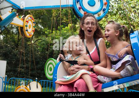 3 settembre 2014 - Shanghai, Cina - turisti alla fiera dello zoo di Shanghai nel distretto di Changning. Dopo mezzo secolo di sviluppo, lo Zoo di Shanghai è diventato uno dei migliori giardini ecologici di Shanghai. Lo zoo ospita e ospita più di 6.000 animali, tra cui 600 animali cinesi, tra cui il panda gigante, la scimmia dal naso dorato, la tigre della Cina meridionale, l'hoopoe, il bulbul nero, orice con corna scimitar, grandi carpentiere e cammelli battriani. (Immagine di credito: © Sergi Reboredo/ZUMA Wire/ZUMAPRESS.com) Foto Stock