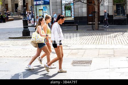 Dundee, Tayside, Scozia, Regno Unito. 30 aprile 2025. Meteo nel Regno Unito: Il giorno più caldo dell'anno, con temperature che raggiungono i 22 ℃, attira sia la gente del posto che i turisti nella città di Dundee per godersi il caldo sole primaverile. Crediti: Dundee Photographics/Alamy Live News Foto Stock