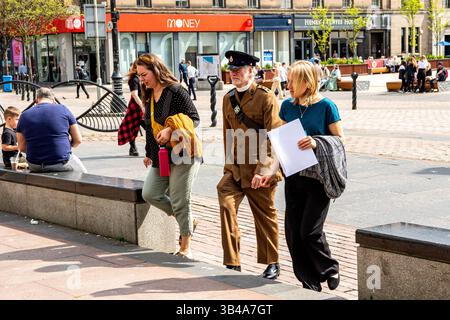 Dundee, Tayside, Scozia, Regno Unito. 30 aprile 2025. Meteo nel Regno Unito: Il giorno più caldo dell'anno, con temperature che raggiungono i 22 ℃, attira sia la gente del posto che i turisti nella città di Dundee per godersi il caldo sole primaverile. Crediti: Dundee Photographics/Alamy Live News Foto Stock
