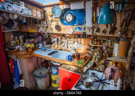 11 giugno 2015 - Amsterdam, Paesi Bassi - cucina interna di una casa galleggiante in Olanda (immagine di credito: © Ton Koene via ZUMA Wire) Foto Stock