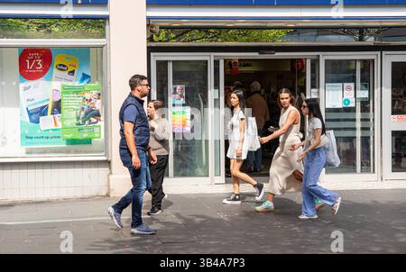 Dundee, Tayside, Scozia, Regno Unito. 30 aprile 2025. Meteo nel Regno Unito: Il giorno più caldo dell'anno, con temperature che raggiungono i 22 ℃, attira sia la gente del posto che i turisti nella città di Dundee per godersi il caldo sole primaverile. Crediti: Dundee Photographics/Alamy Live News Foto Stock