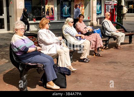 Dundee, Tayside, Scozia, Regno Unito. 30 aprile 2025. Meteo nel Regno Unito: Il giorno più caldo dell'anno, con temperature che raggiungono i 22 ℃, attira sia la gente del posto che i turisti nella città di Dundee per godersi il caldo sole primaverile. Crediti: Dundee Photographics/Alamy Live News Foto Stock