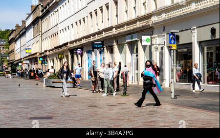 Dundee, Tayside, Scozia, Regno Unito. 30 aprile 2025. Meteo nel Regno Unito: Il giorno più caldo dell'anno, con temperature che raggiungono i 22 ℃, attira sia la gente del posto che i turisti nella città di Dundee per godersi il caldo sole primaverile. Crediti: Dundee Photographics/Alamy Live News Foto Stock