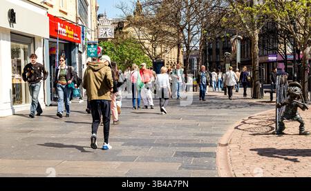 Dundee, Tayside, Scozia, Regno Unito. 30 aprile 2025. Meteo nel Regno Unito: Il giorno più caldo dell'anno, con temperature che raggiungono i 22 ℃, attira sia la gente del posto che i turisti nella città di Dundee per godersi il caldo sole primaverile. Crediti: Dundee Photographics/Alamy Live News Foto Stock