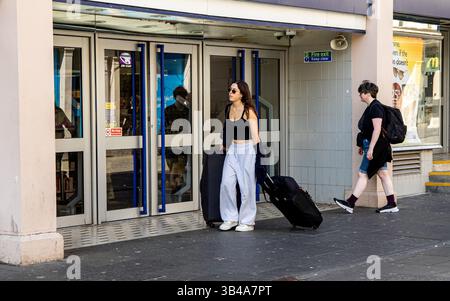 Dundee, Tayside, Scozia, Regno Unito. 30 aprile 2025. Meteo nel Regno Unito: Il giorno più caldo dell'anno, con temperature che raggiungono i 22 ℃, attira sia la gente del posto che i turisti nella città di Dundee per godersi il caldo sole primaverile. Crediti: Dundee Photographics/Alamy Live News Foto Stock