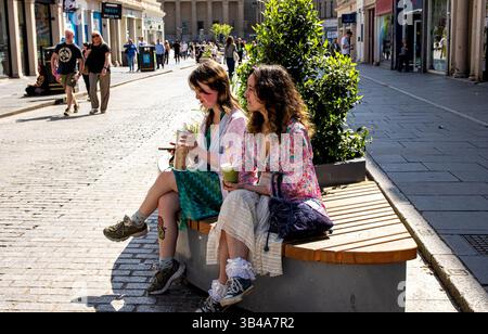 Dundee, Tayside, Scozia, Regno Unito. 30 aprile 2025. Meteo nel Regno Unito: Il giorno più caldo dell'anno, con temperature che raggiungono i 22 ℃, attira sia la gente del posto che i turisti nella città di Dundee per godersi il caldo sole primaverile. Crediti: Dundee Photographics/Alamy Live News Foto Stock