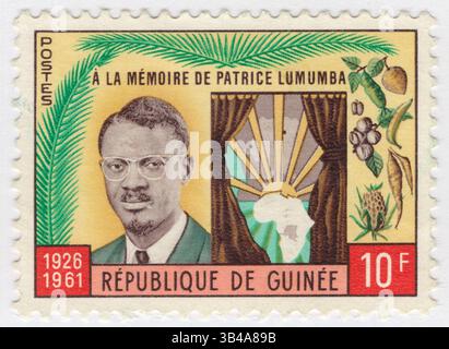 GUINEA - 1962 febbraio 13: Francobollo multicolore da 10 franchi raffigurante il ritratto di Patrice Lumumba e Mappa dell'Africa. Anniversario della morte di Patrice Lumumba, Premier della Repubblica del Congo. Patrice Emery Lumumba è stata una politica congolese e leader dell'indipendenza, primo ministro della Repubblica Democratica del Congo dal giugno al settembre 1960, dopo le elezioni del maggio 1960. Fu il leader del movimento Nazionale congolese (MNC) dal 1958 fino alla sua esecuzione nel gennaio 1961. Ideologicamente un nazionalista africano e panafricano Foto Stock