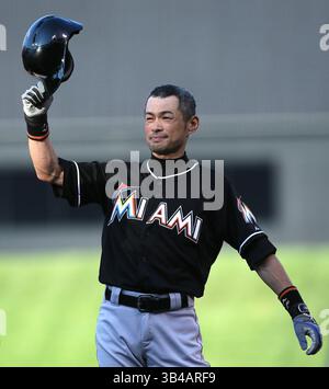 15 agosto 2015 - St Louis, MO, USA - Ichiro Suzuki dei Miami Marlins riconosce i tifosi dopo aver colpito un singolo nel primo inning durante una partita tra i St. Louis Cardinals e i Miami Marlins sabato 15 agosto 2015, al Busch Stadium di St. Louis. Fu il suo 4192° successo in carriera (combinando Nippon Professional Baseball e MLB), superando non ufficialmente il record di Ty Cobb. (Immagine di credito: © Chris Lee/TNS via ZUMA Wire) Foto Stock