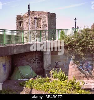 Senzatetto. Tenda verde piazzata sotto gli archi, vicino al castello di Newport. Foto Stock