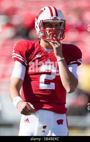 12 settembre 2015: Il quarterback dei Wisconsin Badgers Joel Stave n. 2 prima dell'inizio della partita di football NCAA tra i Miami (Ohio) Redhawks e i Wisconsin Badgers al Camp Randall Stadium di Madison, WISCONSIN. Wisconsin sconfisse Miami (Ohio) 58-0. John Fisher/CSM(immagine di credito: © John Fisher/CSM tramite cavo ZUMA) Foto Stock